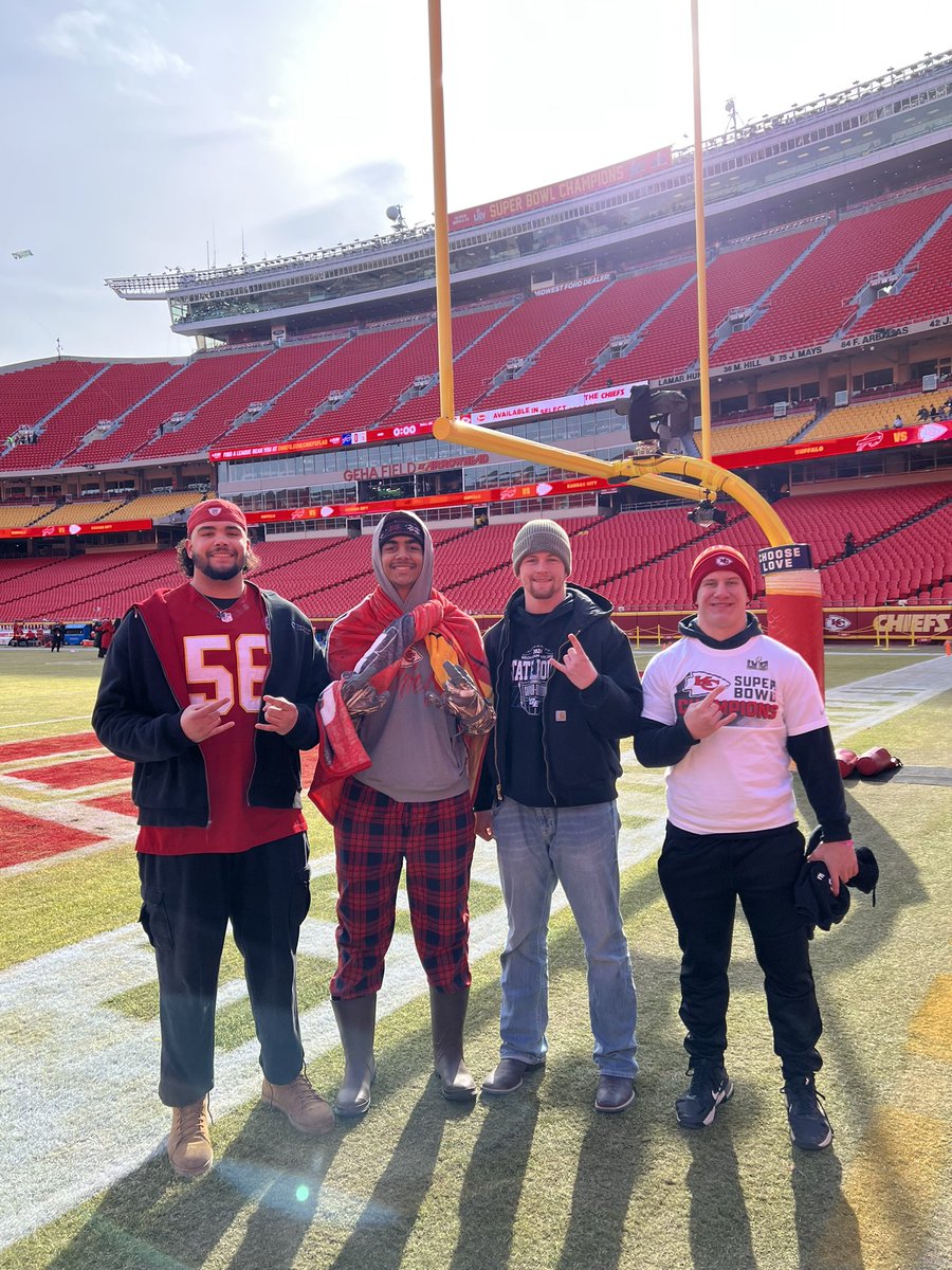 CoachJesseOwen's tweet image. HUGE shout out @Chiefs for recognizing our 2024 State Championship. We were honored to be there. Congratulations on another AFC Championship! 
#toGEther 🤘🏈
@GETrailblazerFB @GEHSBlazers @GardnerEdgerton