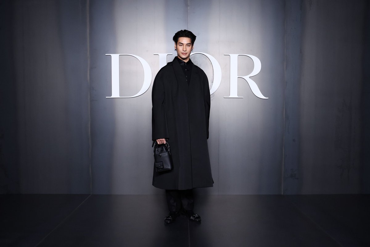 mintmag_th's tweet photo. เป๊ะคู่! ส่งความหล่อของสองหนุ่ม #Dior Ambassador อย่าง #มายอาโป ในโททัลลุ��ของแบรนด์พร้อมร่วมนั่งชมโชว์ #DiorWinter25 ที่จัดขึ้นเมื่อไม่กี่วันที่ผ่านมา💚

#MileApo #MilePhakphum #ApoNattawin 
#MileApoDiorWinter25
#DiorWinter25 #Dior
#MintNews https://t.co/5QOAo8r2Kb