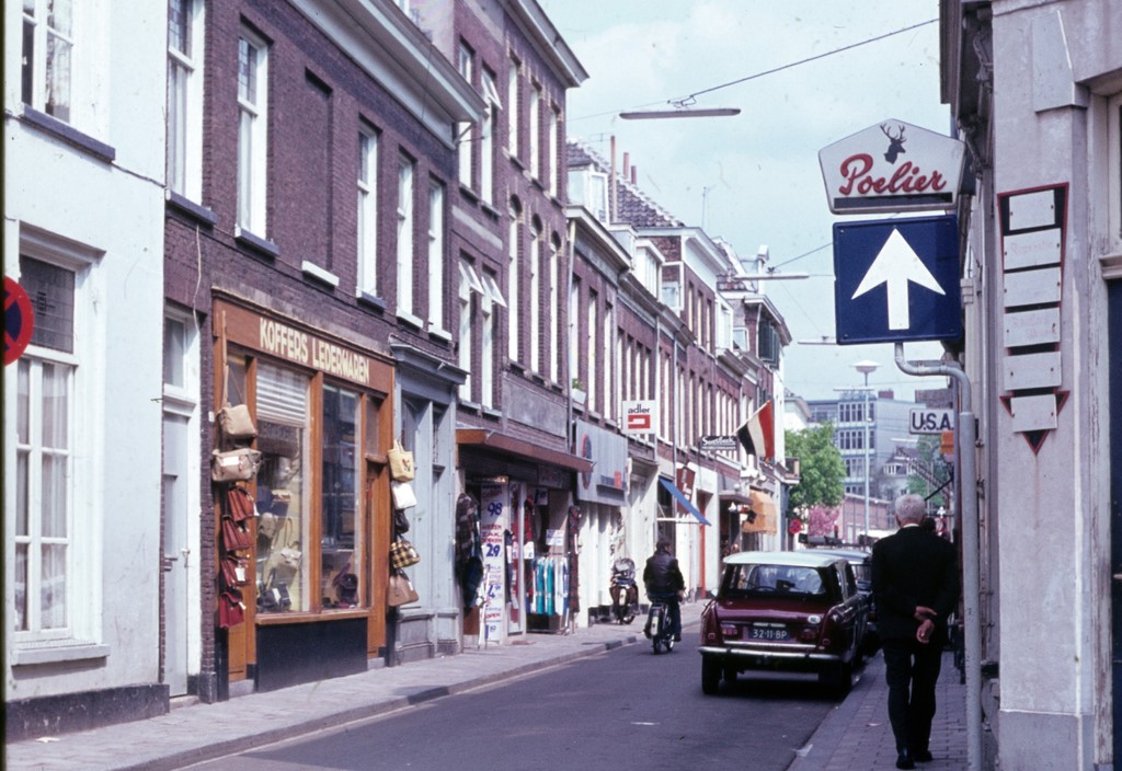 Diverse winkels in de Nieuwstad in Arnhem gezien richting Velperbinnensingel, de foto is gemaakt vanaf de Beekstraat, ergens in de periode 1975-1980
(Bron: 1524-2685, Fotograaf Gemeentearchief Arnhem, CC0 1.0  licentie)