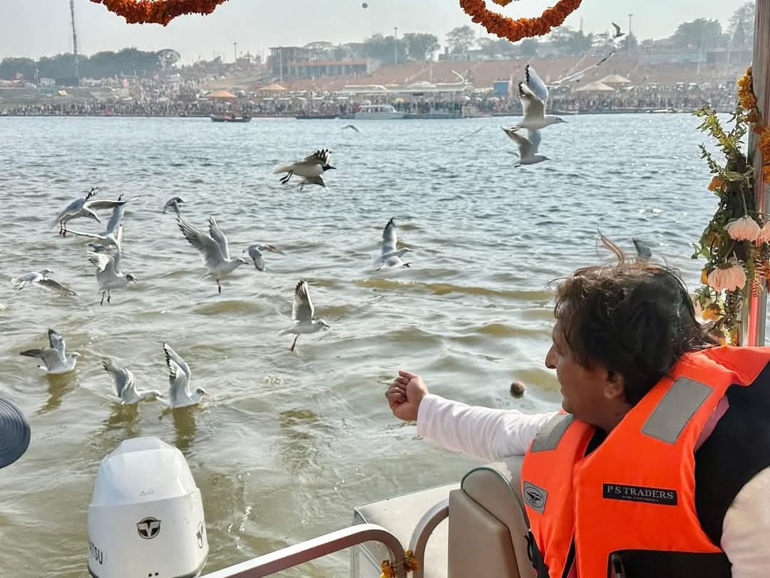 atulparashari's tweet photo. महाकुंभ की पुण्य-यात्रा!

महाकुंभ 144 साल में एक बार आता है, वो भी संगम के किनारे ही मतलब जीवन में एक बार और वो भी नदियों के मिलन स्थल पर, इसीलिए इससे ये संकल्प लेना चाहिए कि हमें जो जीवन मिला है वो अलग-अलग दिशाओं से आती हुई धाराओं के मिलन से ही अपना सही अर्थ और मायने पा सकता है। https://t.co/YbjrwAbsTj