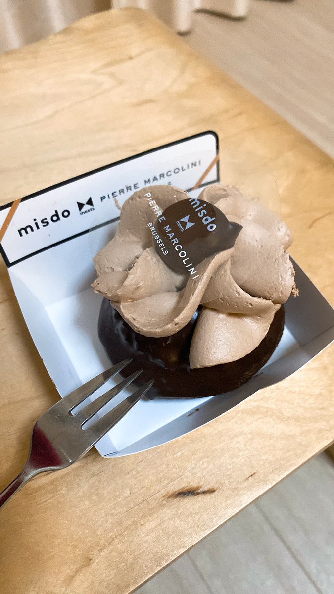 最近流行りのミスドとマルコリーニのコラボ。食べてみたけど…赤ワインと合いました。
大人なドーナツでした。
#ミスド
#ピエールマルコリーニコラボ