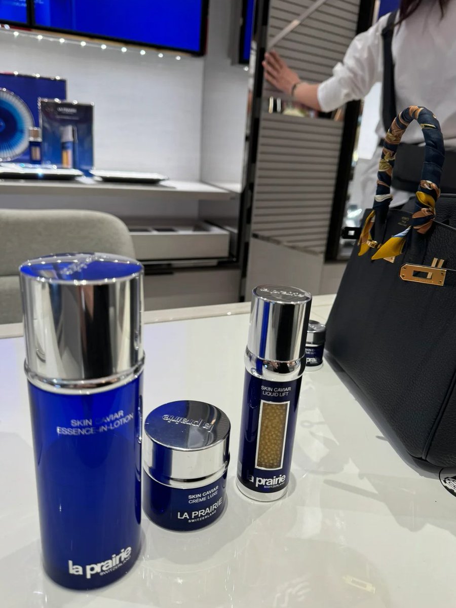 Adorachen36's tweet image. Women always like to buy all kinds of cosmetics