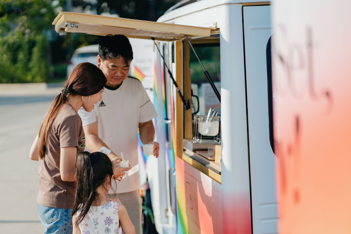 SansiriPLC's tweet photo. เฉลิมฉลอง #สมรสเท่าเทียม กันต่อ กับกิจกรรม Photo Bus คาราวานรัก Just Married! ที่ Bangna - Lake26 Community กับบรรยากาศสุดน่ารักและแสนอบอุ่น ❤️🏡
Ready, Set, Marry! คลิก https://t.co/BRGcuI36s3
#ReadySetMarry #LiveEqually #Sansiri https://t.co/JSJ6fLLIir