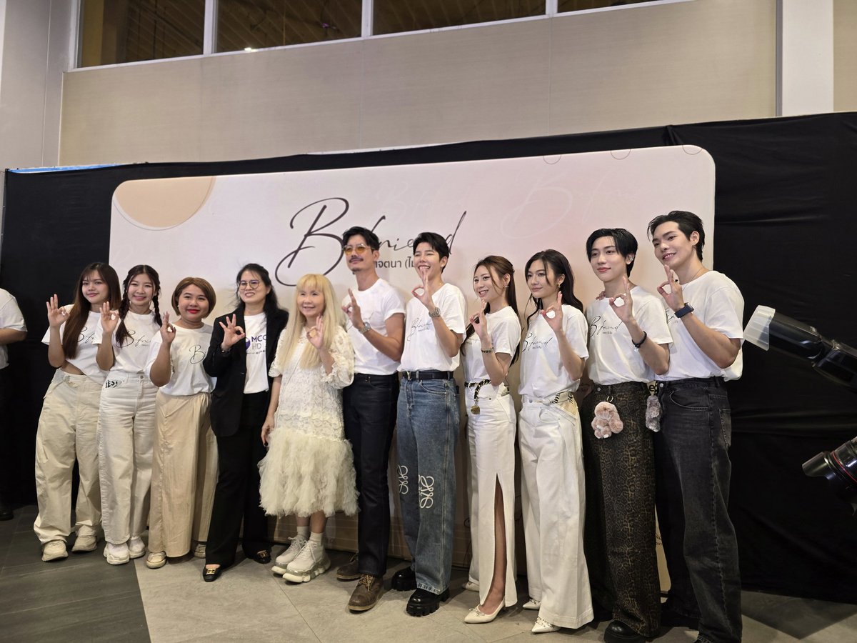 yglseries's tweet photo. ผู้บริหารร่วมถ่ายรูปกับนักแสดงหลังเสร็จสิ้นพิธีบวงสรวงซีรีส์ B•Friend Series เจตนา (ไม่) ลืม ในเช้านี้✨

@BFriendSeries
#บวงสรวงBFriendSeries 
#BFriendSeries
#IDX https://t.co/LxwuO1EJG6