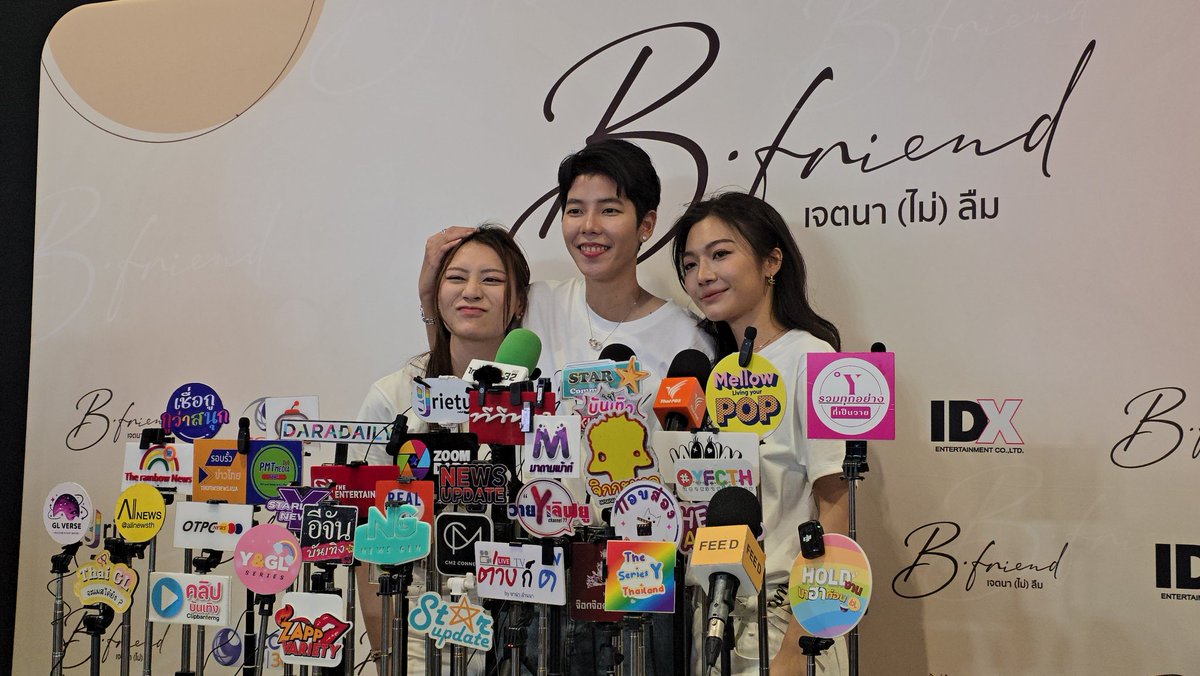 yglseries's tweet photo. ผู้บริหารร่วมถ่ายรูปกับนักแสดงหลังเสร็จสิ้นพิธีบวงสรวงซีรีส์ B•Friend Series เจตนา (ไม่) ลืม ในเช้านี้✨

@BFriendSeries
#บวงสรวงBFriendSeries 
#BFriendSeries
#IDX https://t.co/LxwuO1EJG6
