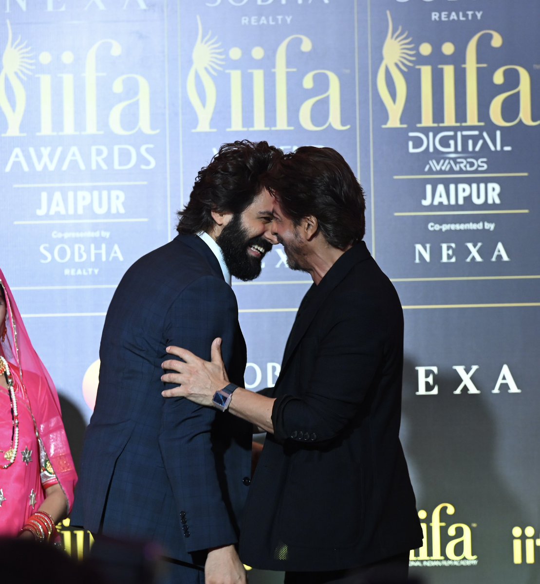 SaymaKh32639264's tweet photo. #IIFAAwards 2025 Jaipur Press Conference ShahRukh Khan, Kartik Aryan, Nora Fatehi, Diya Kumari
#shahrukhkhan #kartikaaryan #norafatehi #divyakumari #totalfilmi #bollywood https://t.co/vx9tIbUPQU