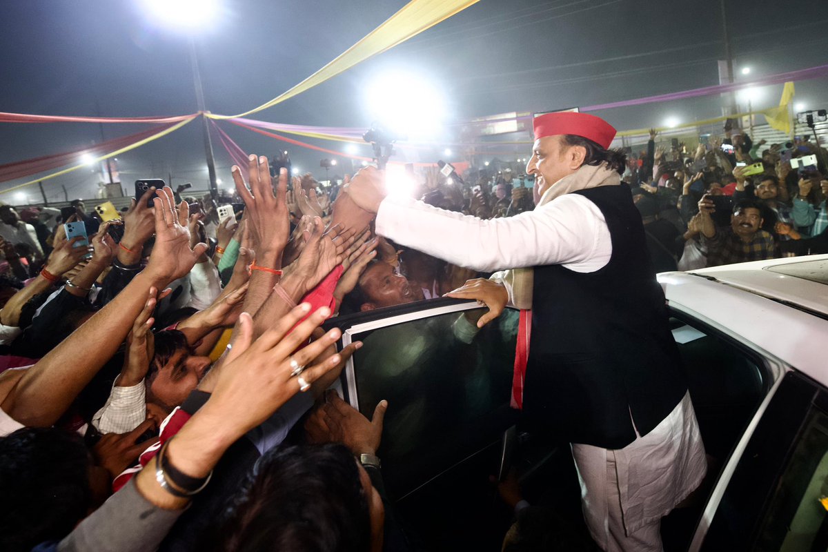 yadavakhilesh's tweet photo. सबके नेताजी और अपने पिताजी को महाकुंभ परिसर में श्रद्धा सुमन अर्पण। https://t.co/qy7Yai46D6