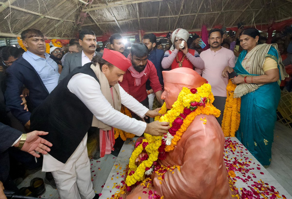 yadavakhilesh's tweet photo. सबके नेताजी और अपने पिताजी को महाकुंभ परिसर में श्रद्धा सुमन अर्पण। https://t.co/qy7Yai46D6