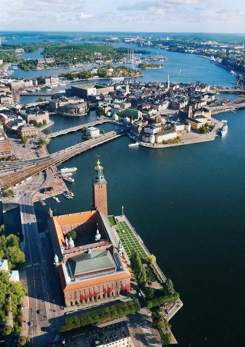 *ثقف نفسك*
هل تعلم ان العاصمة السويدية ستوكهولم مبنيه على 14 جزيرة متصلة بواسطة 57 جسر ......
واذا لا قدر الله ارتفع منسوب البحر 
او اذا أتت عاصفة او اعاصير مثل التى تحدث في أمريكا فأن ستوكهولم اكثر من نصفها ستغرق تحت الماء .