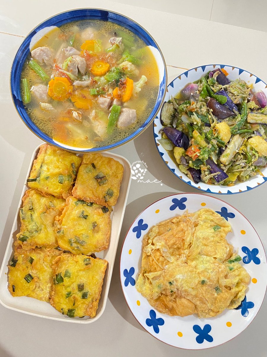Maeliani07's tweet photo. Ngikut #WeekendBerkuah tapi di hari senin 🤣
Makan siang hari ini ada sop ayam bakso, terong teri cabe ijo, tempe goreng tepung, dan telur dadar 💚💛
Selamat memperingati hari Isra’ ‘Mi’raj Nabi Muhammad SAW dan jangan lupa makan siang guys ❤️❤️❤️ https://t.co/SawNLUa8yO