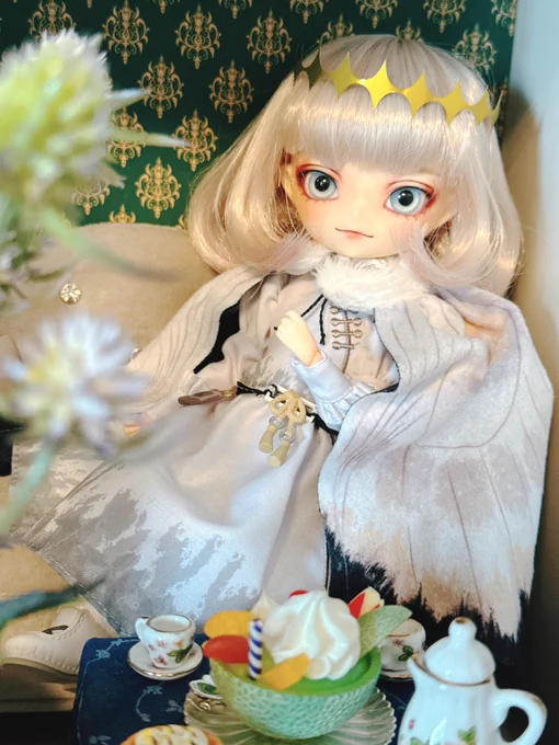 実はドールの彼、カントクくんと一緒にうちの事業を手伝ってほしいという気持ちを込めて「秘書くん」という名前をつけているのだけど、来てからずっと働こうとする気が微塵も感じられないのですがこの御仁………… 