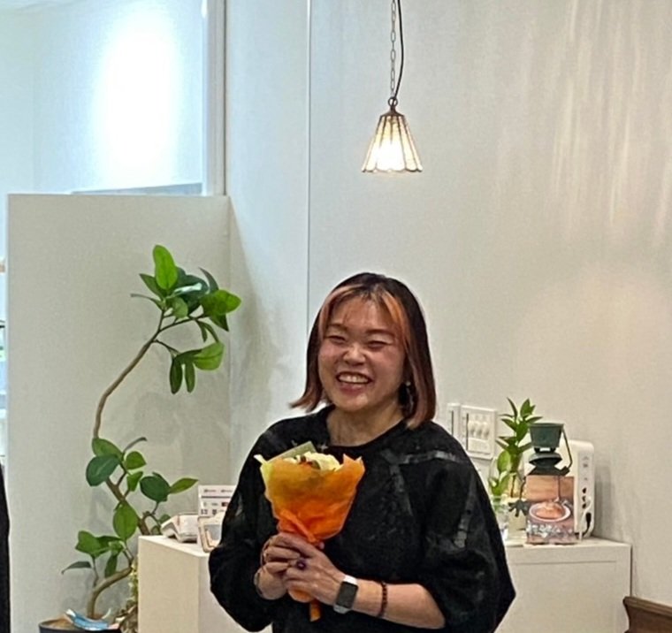 lapicco36's tweet photo. わたしも岡山出身、湯浅典子監督のお祝いさせてもらいました。
1/31~岡山メルパ上映
映画 #カオルの葬式 楽しみです。 https://t.co/OqmdzZR6BJ