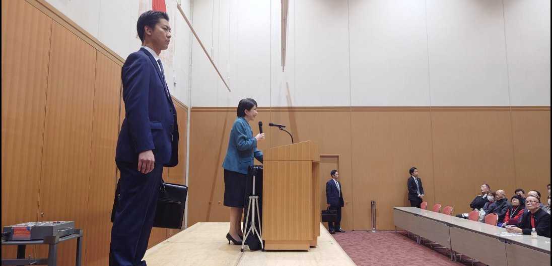 KadotaRyusho's tweet photo. 昨日の高市早苗&長尾たかし福岡講演会で高市氏が「選択的夫婦別姓制度に関して私は日本の政治家として断固反対しています｡もし党議拘束をかけるなら､私は自民党から除名されるかもしれませんし､党員資格を停止されるかもしれません｡でも私の事などどうでもいいんです｡これに賛成する事は私の人格を全否定される事になりますので」と反対宣言｡会場は大拍手｡福岡は私との全国ダブル講演会スタートの地｡井上政典氏の実況レポートを　
https://t.co/GCtIofnbTq