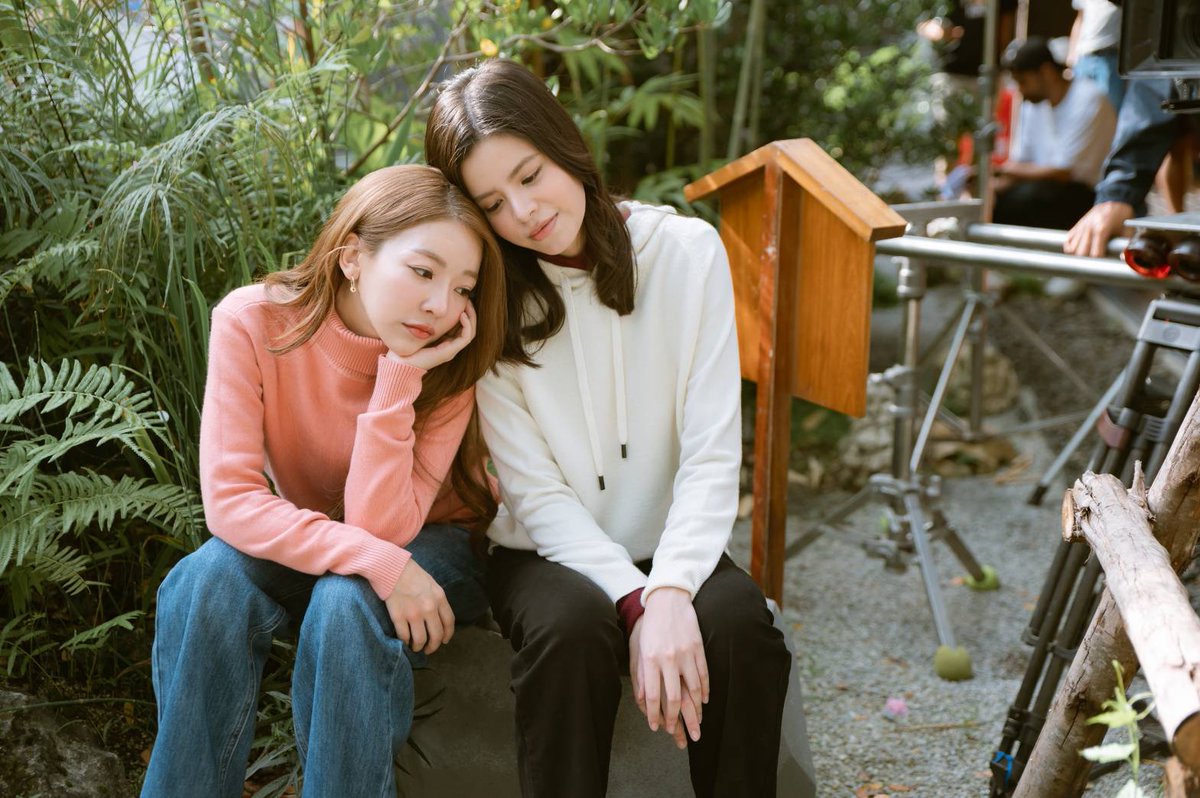 webstarupdate's tweet photo. #รักปากแข็ง  ซีรีส์ GL แนวโรแมนติกคอมเมดี้ยอดวิว Trailer Pilot  ทะลุ 1 ล้านวิวแล้ว !!! 
1M SOMEWHERE SOMEHOW PILOT
#พีมบึ้มล้านทีเก๋ากี้ยังอยู่ดีมั้ย #เฟเมษ์ 
#เฟเมษ์xPilotรักปากแข็ง 
ซีรีส์น่าดูจนยอดวิวถล่มทลายไปอีกเรื่อง สำหรับ Trailer Pilot ซีรีส์ Girl's Love เรื่อง “รักปากแข็ง”(Somewhere Somehow) นำแสดงโดยคู่พาร์ทเนอร์เคมีดีอย่าง “เฟ กัญญาพัชร ณ นคร” และ “เมษ์ ญดา วัชระมูสิก” ร่วมด้วย  “เฮง อัศวฤทธิ์ และ ลูกน้ำ อรธารา”  ซึ่งเป็นซีรีส์ GL แนวโรแมนติก/คอมเมดี้ล่าสุดของบริษัท IDOLFACTORY  เล่าเรื่องราวของ “กีรัน” และ “ภีมานัส” ที่จะมาพร้อมความปั่นป่วนวุ่นวายของคนขี้หึงแห่งปี ที่ทั้งหึงจัดแต่ปากแข็งสุดๆ  ด้วยความรักสุดน่ารักปนวุ่นวายทำให้ตอนนี้ยอดดูบน Youtube : IDOLFACTORY OFFICIAL ทะลุ 1 ล้านวิวไปเป็นที่เรียบร้อยไปอีกเรื่องแล้ว   เรียกได้ว่าปีนี้ซีรีส์ของไอดอลแฟคทอรี่ปังทุกเรื่องไม่เกินจริง 

[ Official Pilot ] Somewhere Somehow รักปากแข็ง
Link https://t.co/9dStUIbjCw