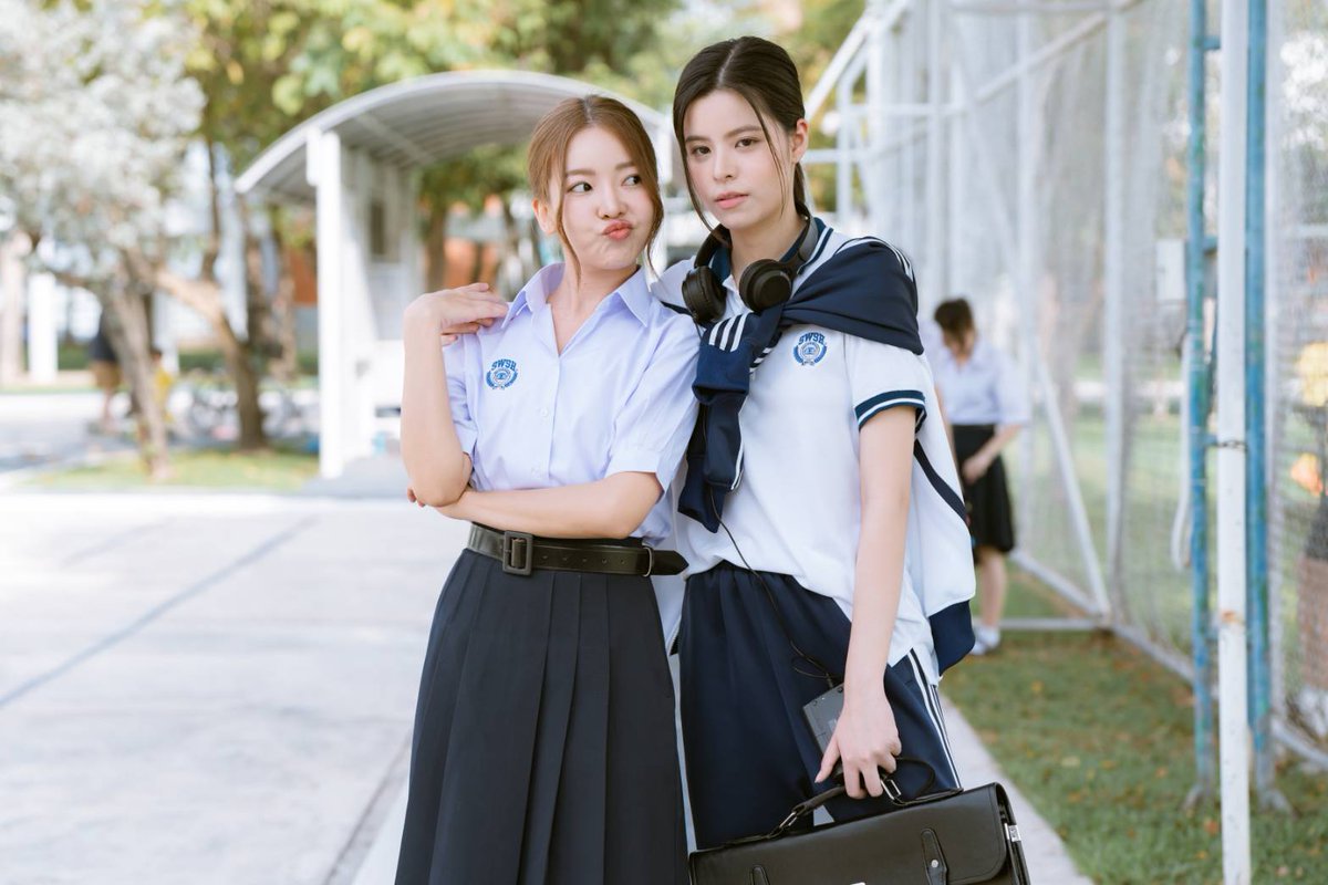 Hello_asian's tweet photo. “รักปากแข็ง” ซีรีส์ GL แนวโรแมนติกคอมเมดี้ยอดวิว Trailer Pilot  ทะลุ 1 ล้านวิวแล้ว !!! 
1M SOMEWHERE SOMEHOW PILOT
#พีมบึ้มล้านทีเก๋ากี้ยังอยู่ดีมั้ย

ซีรีส์น่าดูจนยอดวิวถล่มทลายไปอีกเรื่อง สำหรับ Trailer Pilot ซีรีส์ Girl's Love เรื่อง “รักปากแข็ง”(Somewhere Somehow) นำแสดงโดยคู่พาร์ทเนอร์เคมีดีอย่าง “เฟ กัญญาพัชร ณ นคร” และ “เมษ์ ญดา วัชระมูสิก” ร่วมด้วย  “เฮง อัศวฤทธิ์ และ ลูกน้ำ อรธารา”  ซึ่งเป็นซีรีส์ GL แนวโรแมนติก/คอมเมดี้ล่าสุดของบริษัท IDOLFACTORY  เล่าเรื่องราวของ “กีรัน” และ “ภีมานัส” ที่จะมาพร้อมความปั่นป่วนวุ่นวายของคนขี้หึงแห่งปี ที่ทั้งหึงจัดแต่ปากแข็งสุดๆ  ด้วยความรักสุดน่ารักปนวุ่นวายทำให้ตอนนี้ยอดดูบน Youtube : IDOLFACTORY OFFICIAL ทะลุ 1 ล้านวิวไปเป็นที่เรียบร้อยไปอีกเรื่องแล้ว   เรียกได้ว่าปีนี้ซีรีส์ของไอดอลแฟคทอรี่ปังทุกเรื่องไม่เกินจริง 

[ Official Pilot ] Somewhere Somehow รักปากแข็ง
Link https://t.co/LPb5dGIoyl