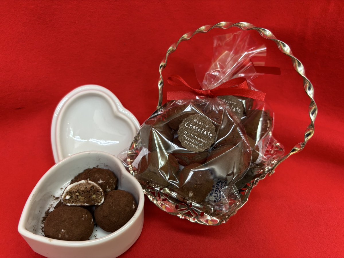 ohguchikoubou's tweet image. おおぐち工房第２です期間限定クッキー
「チョコスノーボール」
本日より販売開始です

ひとつひとつ丁寧に
利用者さんがリボンを結び
完成させてます

基本方針　地域への貢献と地域共生社会の実現#就労継続支援b型 #第２ #大口駅 #クッキー #横浜愛育会 #おおぐち工房第２