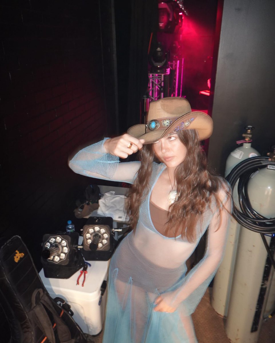 You better believe I stopped the show because i didn’t have my cowgirl hat on during the first 2 songs 🤠 pt II