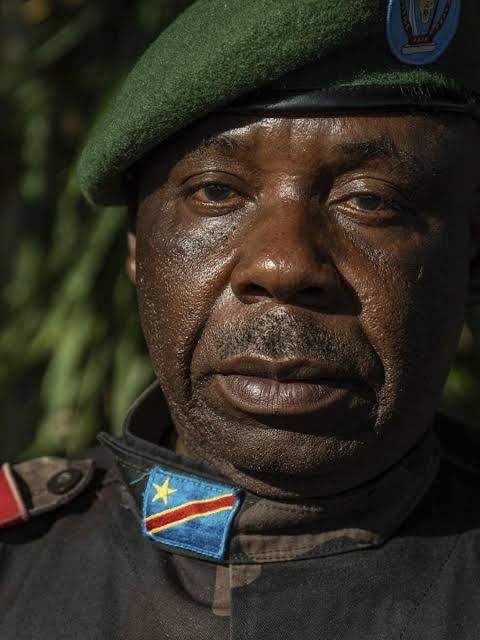 tshibusa's tweet photo. Contrairement au gouverneur Peter CIRIMWAMI qui est mort arme à la main,le vice-gouv EKUKA était le 1er à abandonner la population de GOMA pour se sauver vers bukavu alors qu’il nous promettait de combattre jusqu’au sacrifice suprême. Il est temps de connaître les vrais patriotes https://t.co/Rt7d4blGIz
