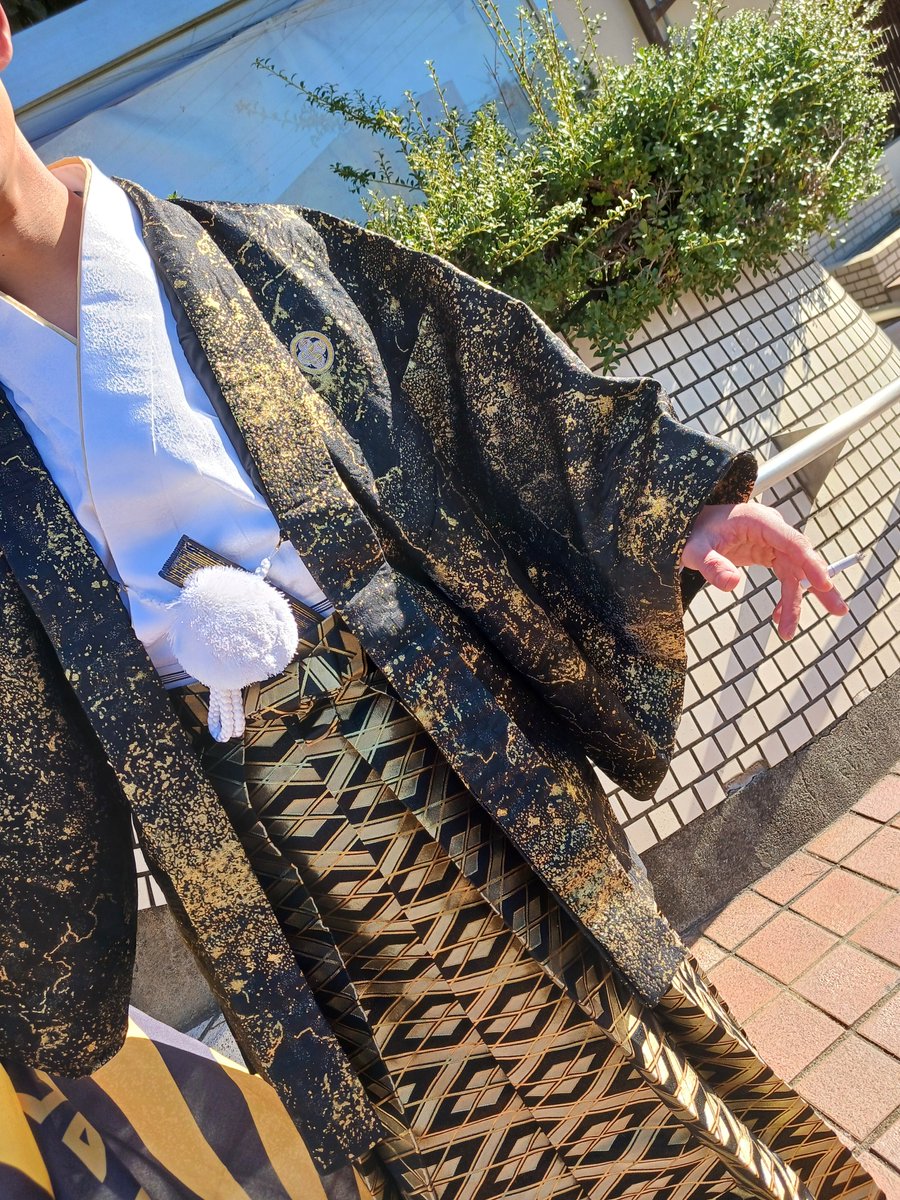 SHIN2693's tweet photo. 26日は真鶴半島駅伝の沿道の声と真鶴二十歳の集いに参加する若者たちの声を放送。真鶴半島の坂もキツイことから参加した中高生ランナーで箱根駅伝の山の神が誕生するといいな。派手晴れ着のヤンチャ風若者の二十歳の声｡予想しない真面目(失礼)な返し面食らったけど晴れ着同様輝いてた
#ciao796 https://t.co/kIkZsEjNyg