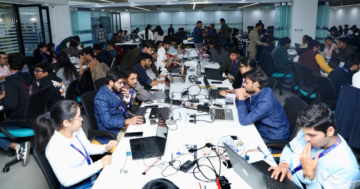 SU_CSE's tweet photo. Technovation Hackathon was an electrifying ride with 2000+ participants, 600+ teams, &amp; real-world problem-solving in AI, sustainability, &amp; urban planning!

💻 24-hr coding + ₹4.5 Lakh prize pool = Tech brilliance!

#Hackathon #Innovation #TechLeaders https://t.co/JITlrJit5s