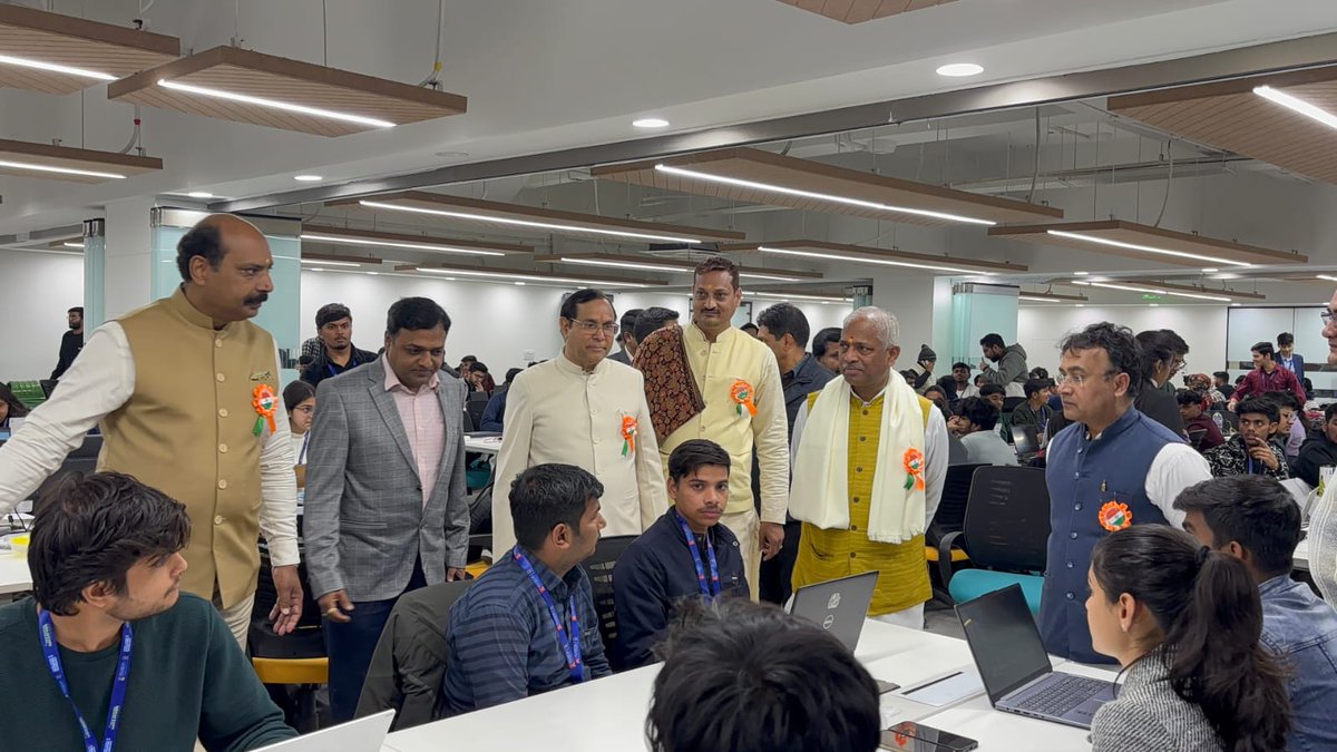 SU_CSE's tweet photo. Technovation Hackathon was an electrifying ride with 2000+ participants, 600+ teams, &amp; real-world problem-solving in AI, sustainability, &amp; urban planning!

💻 24-hr coding + ₹4.5 Lakh prize pool = Tech brilliance!

#Hackathon #Innovation #TechLeaders https://t.co/JITlrJit5s