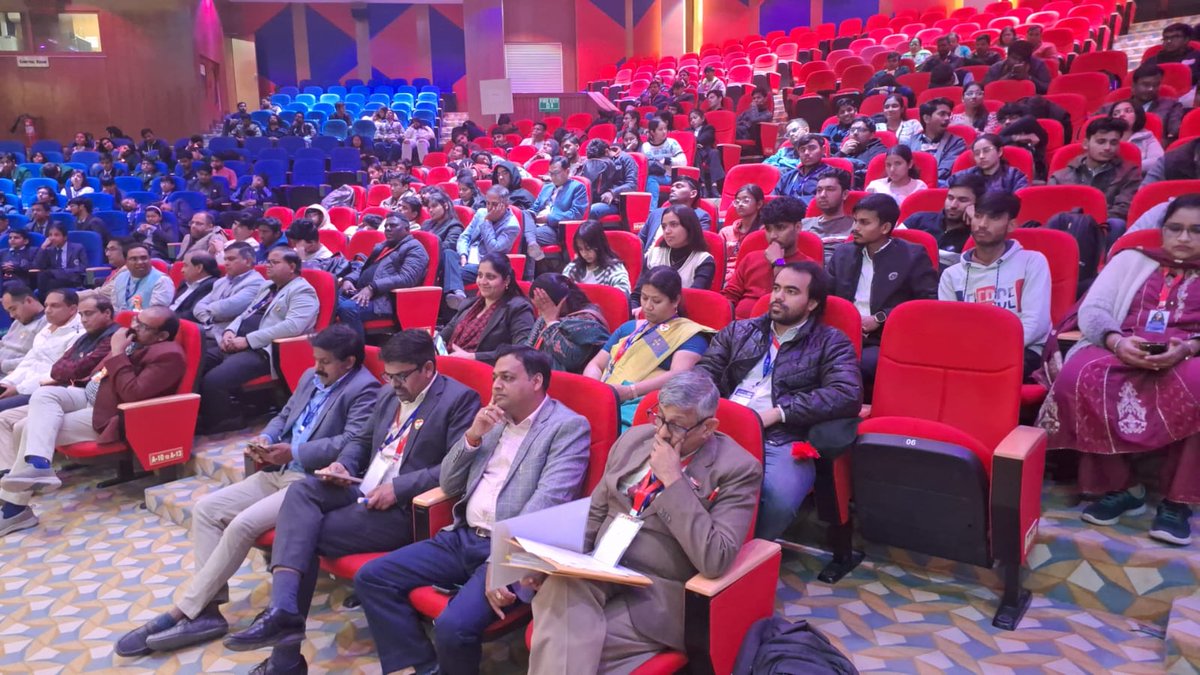 SU_CSE's tweet photo. Technovation Hackathon was an electrifying ride with 2000+ participants, 600+ teams, &amp; real-world problem-solving in AI, sustainability, &amp; urban planning!

💻 24-hr coding + ₹4.5 Lakh prize pool = Tech brilliance!

#Hackathon #Innovation #TechLeaders https://t.co/JITlrJit5s