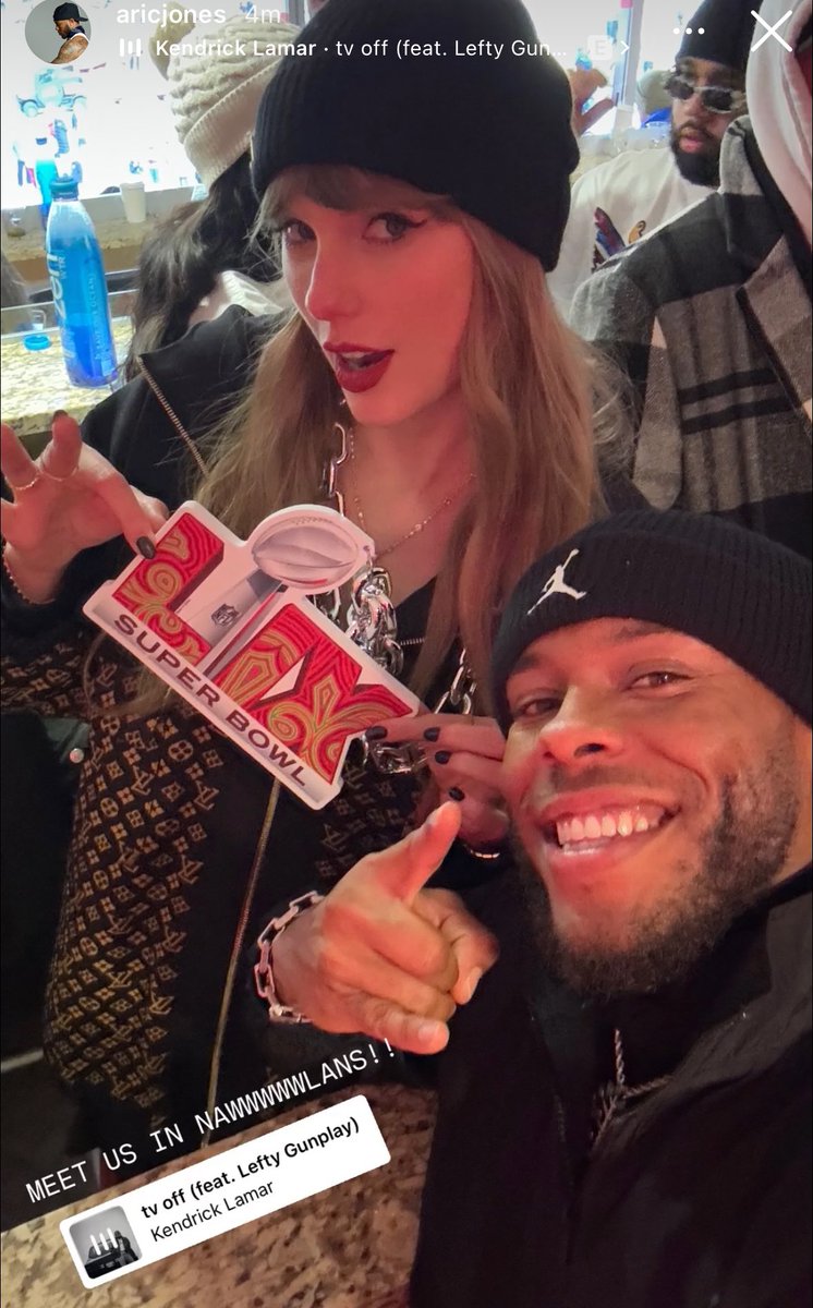 TSUpdating's tweet photo. 🚨| Taylor posing with super bowl sign after the chiefs game! https://t.co/obnAZMolqt