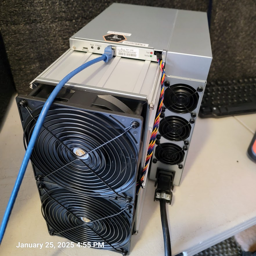 Antminer S21+ Review 🧵
Announced in Oct 2024, the first Antminer S21+ units were released last week. 

While less efficient than its predecessors S21 Pro &amp; S21 XP, this miner fills a gap in Bitmain's portfolio. 

We spent the last few days, evaluating the device.
 Let's take a