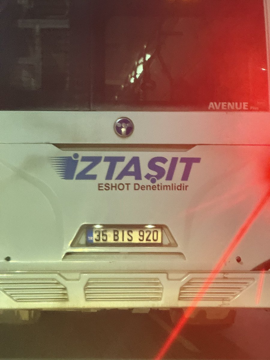 zynpprdgn's tweet photo. @izmirbld @menemenbelediye @eshotgm 27.01.2025 saat 07:57 sularında villakent çıkışında, bu otobüsü kullanan şoför. Telefonla konuşurken, sinyal vermeden şerit değiştirdiği için bizi sıkıştırdı, ve bunu yaptığının farkında bile değil. https://t.co/B7olWe3GP9