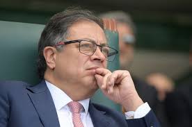 witzermesadieu's tweet photo. En une seule journée, @petrogustavo, Président de la 🇨🇴, s'est forgé, avec caractère et dignité, une réputation régionale, voire internationale, pour avoir tenu tête à l'homme actuellement le plus puissant : Donald Trump. Et des Haïtiens s'en réjouissent ;  lakay pa gen Petro! https://t.co/3K75oZLZTg