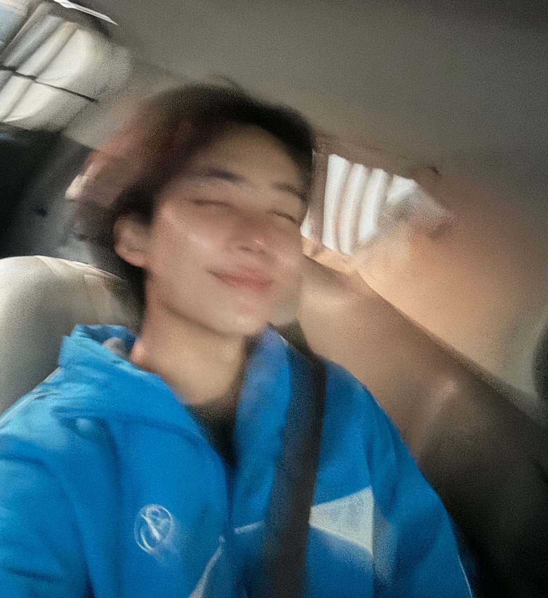 a year ago, exactly at this hour, hannie posted this selca on weverse 🤍

👼🏻: “lets cheer up, hwaiting~”