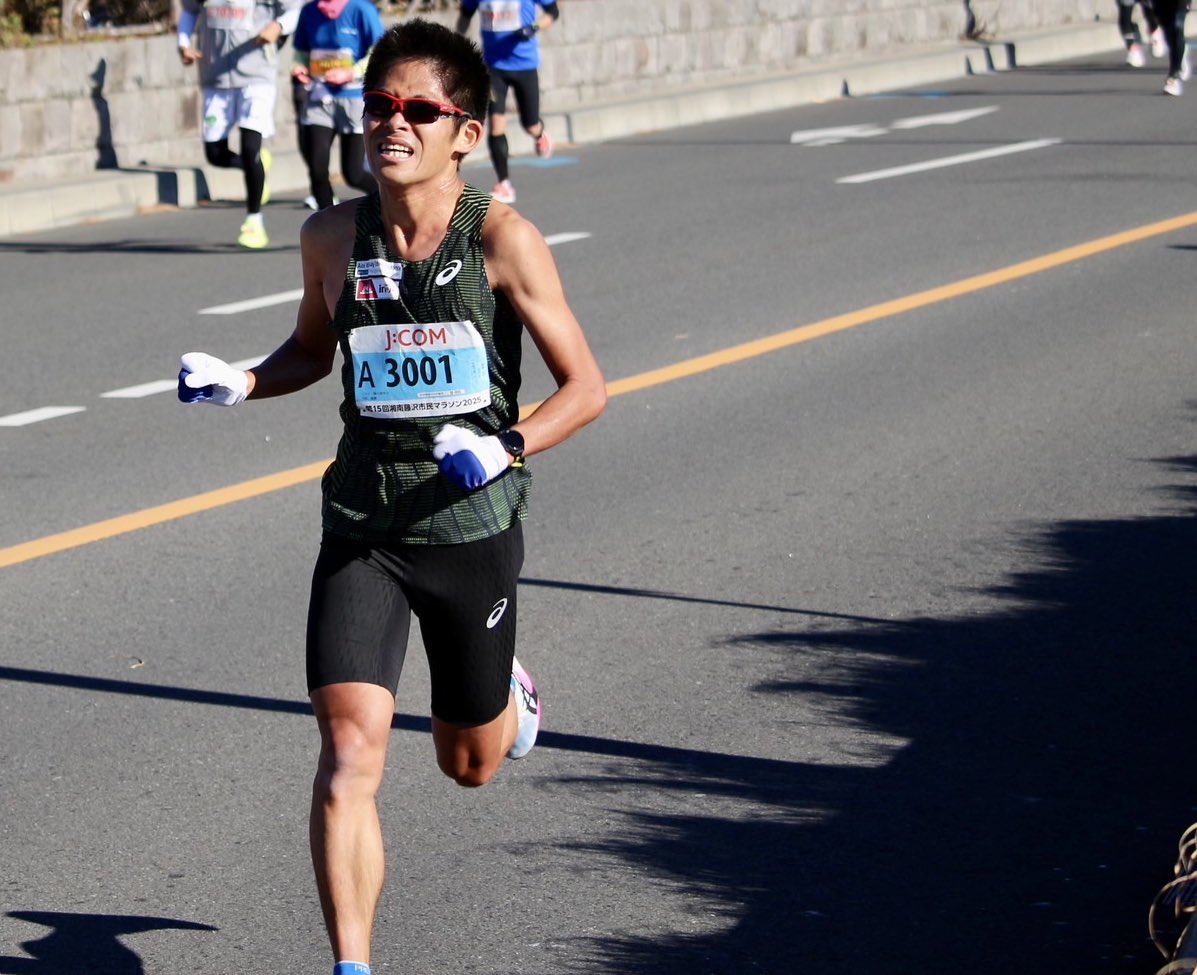 kawauchi2019's tweet photo. #湘南藤沢市民マラソン 振り返り

約19年ぶりの神奈川県の市民マラソン出場で初の招待選手でした。

目標は昨年1月の故障後ベストの66分台。

3週間前の香港は67分52でしたが、それ以降少しずつ練習の質を高められていたので可能だと思っていました。

スタート直前にセレモニーがあり、招待選手や友好都市選手、復活したワイナイナさんやつるのさんもいました。

スタート数分前まで招待選手が建物の上でセレモニーに参加する大会は珍しいです。

スタートはコース上のトラブル？で21分遅れました。

他のランナーに「こういうことってありますか？」と聞かれたので「海外だと時々ありますね」と答えました。

例えば、エジプト国際マラソンでは「スタートの号砲を鳴らす市長の到着が遅れた」という理由で、何のアナウンスもないまま、スタートが20分遅れました。

土砂降りでなく、快晴でよかったと思いました。

スタートしてからは先頭集団についていきました。

もっと速いペースを想像していましたが、入りの1km���3'07とみんな突っ込まなかったので上手く集団に乗れました。

江ノ島大橋を抜けて左折し、国道134号へ。

先頭集団を引っ張るのは山形市役所の森谷選手。ハーフPB63分台の日大の元キャプテンです。

そこに小平市役所の大橋選手らがついていきます。大橋選手は昨年のこの大会の10マイルも圧勝し、先日のハイテクハーフも63分台前半で走っています。

コースの国道134号はアップダウンが少なく、直線も多く、非常に走りやすかったです。

同じような国道を走るマラソンは片側規制も多いので #藤沢市 の本気を感じるコースでした。

快晴だったので茅ヶ崎市に向かう際には、大きな富士山が素晴らしく、「こんなに綺麗な富士山を見ながらレースを走っているのはいつ以来だろう」と思うくらい幸せでした。

民家や店がない区間にも想像以上に沢山の応援の人がいて、大会スタッフも熱心に応援してくれました。

仮装の応援も他の大会より多く、ピッコロも見かけま��た。

学連選抜のチームメイトだった坂本選手がティラノレースを開催しているからか、ティラノサウルスの仮装の応援も多かったです。

風が少しありましたが、両側が木や建物の区間も多いので、想像していた湘南の風よりは弱かったです。

森谷選手が引っ張る先頭から何回か引き離されかけましたが、上手に力を使わずに走っている大橋選手などを目安に先頭集団から脱落しないように走り続けました。

最初の給水所はパスし、5km通過は15'38。
想定より少し速めですが良いペースです。

一瞬、茅ヶ崎に入ってから浜須賀の交差点の手前で折り返し。

そこからは後続のランナーとすれ違い、名前の応援も沢山ありました。

沿道にも名前で応援してくれる方が沢山いて、学習院の後輩の声も聞こえてきました。

「キツいけど何とかつけるから、このまま行ってくれないかな」という想い��通じず、9km付近で森谷選手が1km3'00近くまでラップを上げてきました。

ここで森谷選手、大橋選手、早稲田の留学生のバラクロフ選手の3人と4位グルー��に集団が分裂しました。

ここから先頭集団はさらに加速し、優勝した大橋選手は64分台まで上げてきたので、「つかない」選択は正解でした。

4位グループになってからは、清水選手が果敢に引っ張りました。

途中で私が少しだけ引きましたがペースが上がらず、清水選手が一気にペースを戻したことで私は脱落。5位争いに後退しました。

5位争いでは内田拓希選手につかせてもらい粘りました。

森谷選手の序盤の引っ張りや内田選手との並走がなければ、目標の66分台を達成出来なかった可能性が高く、非常に助けられました。

2周目は歩道寄りの車線を走り、中央分離帯寄りの車線を走る1周目のランナーを追い抜いていきました。

ランナーのマナーと先導の自転車の誘導のおかげでスムーズに走れましたが、給水所だけは危険でした。

���水所が歩道寄りのみだったので、給水へ向かう1周目のランナーと、2周目のランナーが交差して転倒事故が起きてもおかしくない状況でした。

来年以降は中央分離帯側にも給水所を設置するような工夫をしないと危険だと思いました。

19km付近で脚が攣っていた清水選手を抜かした時には私も患部周辺の張りがかなり強くなってきていました。

脚の暴発を恐れながらも内田選手とほぼ並走しながらペースを上げていきました。

そのまま江ノ島大橋まで競っていたので、患部の張りから「強烈なラストスパートができないから負けるかも」と思いました。

しかし、ゴールが見えてから、ジワッとラストを上げられたことで4位に入れました。

レース後は表彰式→ ジャンケン大会→ #マラソンキャラバン ブースでの交流会→元学連選抜の坂本選手達と打ち上げと盛り沢山でした。

全体的に満足度の高いシティマラソンで、目標の66分台も達成できて良い一日になりました。