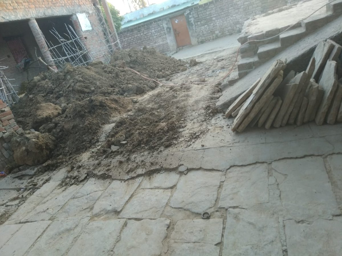 mnvadhikarmedia's tweet image. #चित्रकूट मऊ तहसील अंतर्गत बम्बूरी मे छेददू सिंह द्वारा आबादी की ज़मीन मे मिट्टी डालके रास्ता रोका जा रहा है दुसरो का,जिसमे @SdmmauC को एप्लीकेशन देने के बाद (3-4)दिन होने के बाद अभीतक कोई अधिकारी नही गया,सुचना देने के बाद भी कोई कार्यवाही नही की गयी @ChitrakootDm @DmChitrakoot