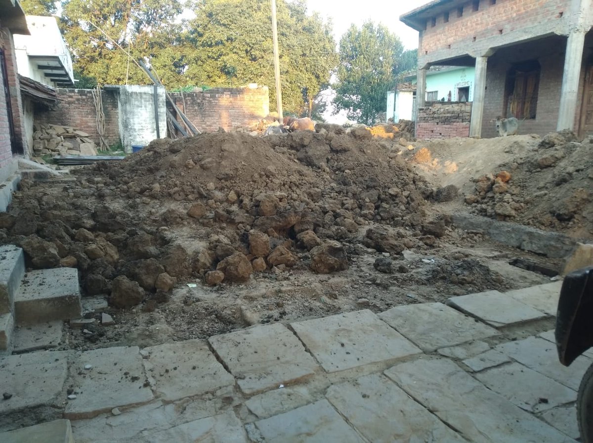 mnvadhikarmedia's tweet image. #चित्रकूट मऊ तहसील अंतर्गत बम्बूरी मे छेददू सिंह द्वारा आबादी की ज़मीन मे मिट्टी डालके रास्ता रोका जा रहा है दुसरो का,जिसमे @SdmmauC को एप्लीकेशन देने के बाद (3-4)दिन होने के बाद अभीतक कोई अधिकारी नही गया,सुचना देने के बाद भी कोई कार्यवाही नही की गयी @ChitrakootDm @DmChitrakoot