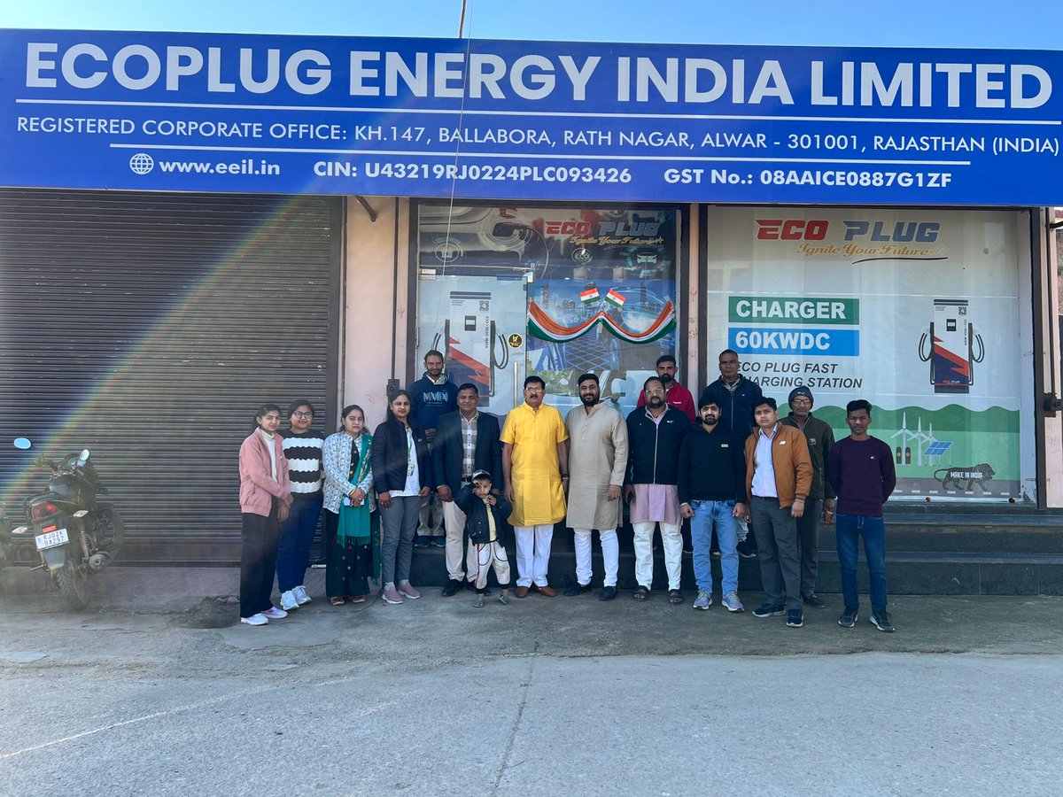 talwar_puneet's tweet photo. Happy Republic Day! 🇮🇳
Celebrated with a flag-hoisting ceremony, graced by Shri Rajpal Yadav ji &amp; Shri Jankidas Vaishnav ji. Proud of our team’s efforts in installing 100s of EVCS for a greener future!
Jai Hind! Jai Bharat!

#RepublicDay #EcoplugEnergy #EVCharging
#EVCS #EV https://t.co/8dVPM0K9Li
