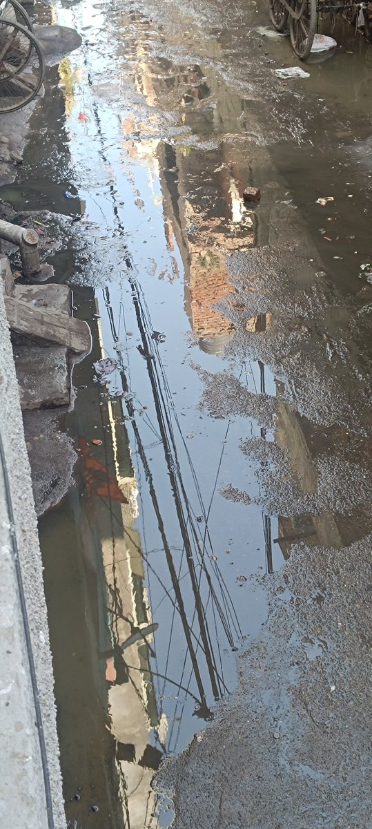 KritiSin's tweet photo. @MCD_Delhi yaha k sewer system pe bhi thoda dhyan de. East delhi bhi Delhi ka hi part h. @ArvinderLovely aap to vote mangne bhi aaye the, haalat dekh k bhi gaye. Tab bhi kuch nhi hua? Why we should vote to you? https://t.co/H8Av9A5a0Y