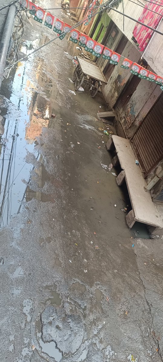 KritiSin's tweet photo. @MCD_Delhi yaha k sewer system pe bhi thoda dhyan de. East delhi bhi Delhi ka hi part h. @ArvinderLovely aap to vote mangne bhi aaye the, haalat dekh k bhi gaye. Tab bhi kuch nhi hua? Why we should vote to you? https://t.co/H8Av9A5a0Y
