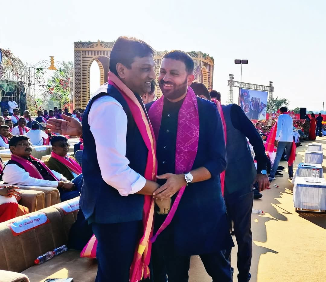 HareshThummar5's tweet photo. શ્રી જામકંડોરણા તાલુકા લેઉવા પટેલ કન્યા છાત્રાલય જામકંડોરણા દ્વારા ખેડૂત નેતા શ્રી વિઠ્ઠલભાઈ રાદડિયાની પુણ્ય સ્મૃતિમાં યોજાયેલ લેઉઆ પટેલ સમાજની “૫૧૧”દીકરીઓના ભવ્યાતિભવ્ય જાજરમાન “પ્રેમનુ પાનેતર” નવમાં શાહી સમુહલગ્ન સમારોહ પ્રસંગે હાજરી આપી હતી. 
@ijayeshradadiya
#HareshThummar https://t.co/PsNeWmM3Fd