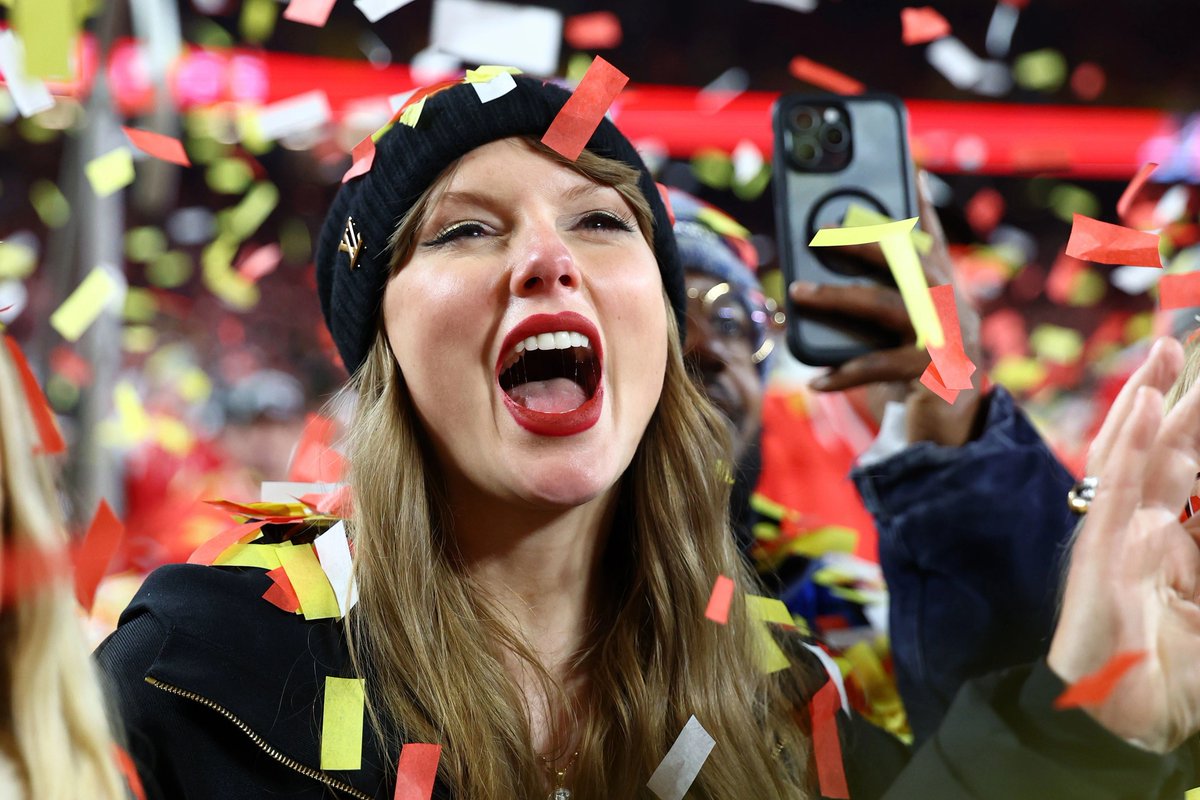 daily taylor swift tweet media