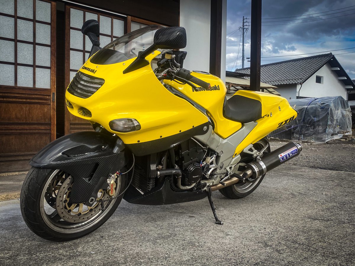 lunyfrogpapa08's tweet image. やっとお色直し完了して帰ってきました
所詮素人のやること、このくらい離れてみればまあまあかな
走りに行くのが楽しみだ
#ZZR1100
#ZX11
#カワサキ
 #バイク好きな人と繋がりたい 
 #バイクが好きだ 
 #バイクのある風景 
 #バイク乗りと繋がりたい 
  #バイク好き