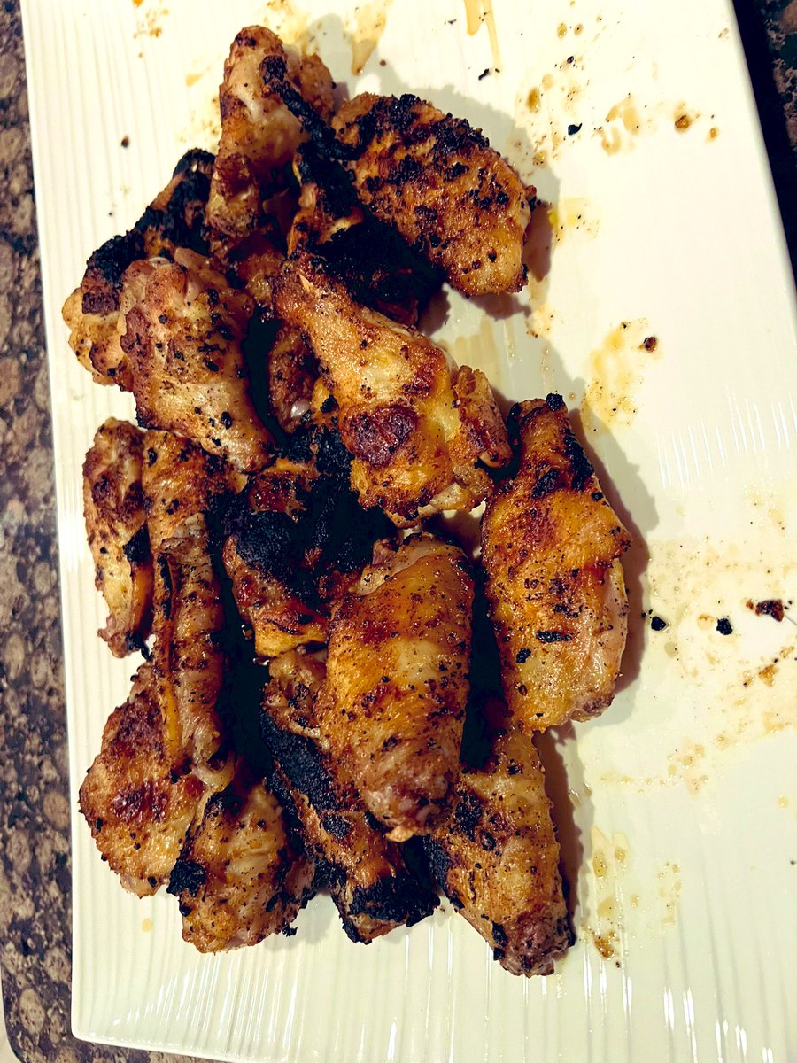 LeighTobes's tweet photo. Uncle Tony’s wings! 💚💙❤️ #gofootball🏈 https://t.co/sDBkaHX1yq