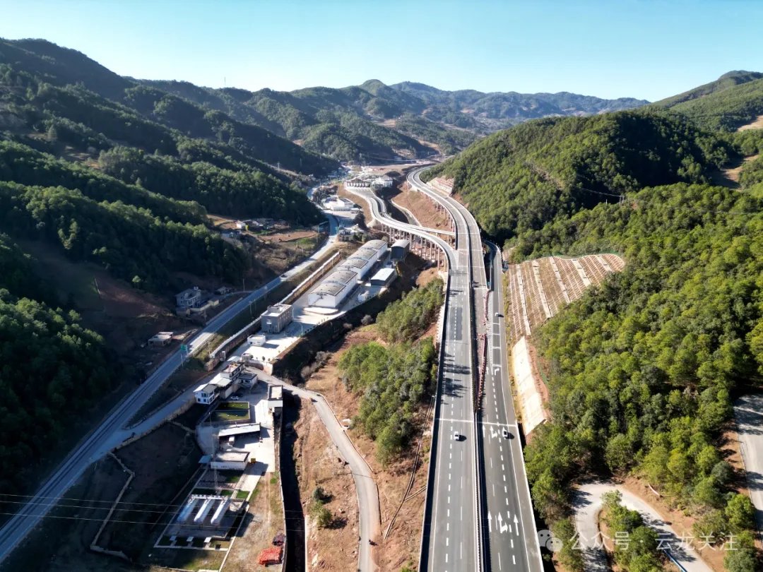 PDChina's tweet photo. An expressway linking Yunlong County and Lanping Bai and Pumi Autonomous County opened to traffic on Monday in southwest China's Yunnan. The two-way, four-lane expressway with a designed speed of 80 km/h is 71.567 km long, including 68 bridges and 12 tunnels. It cuts the travel time between Yunlong and Lanping from more than 1.5 hours to 50 minutes.