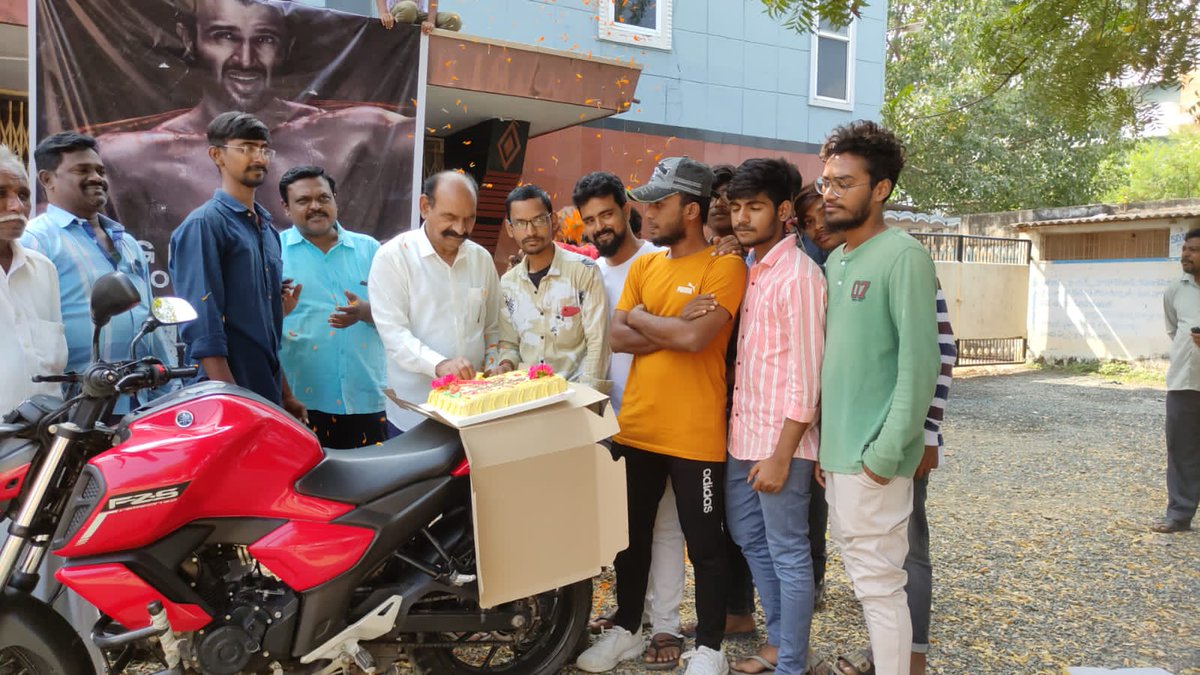 VDCelebrations's tweet photo. Liger First Glimpse Celebrations Nandyal.๐ฅ
#Liger #LigerFirstGlimpse #VijayDeverakonda #VDCelebrations https://t.co/8oJyVdAmVJ