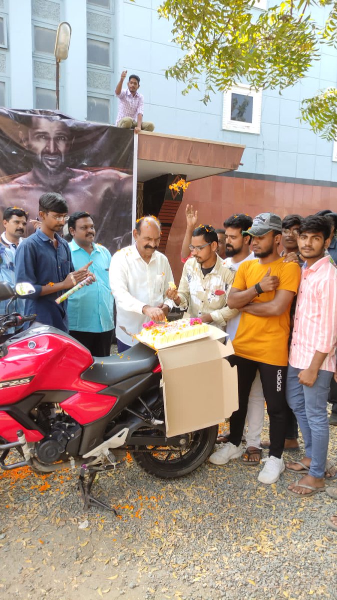 VDCelebrations's tweet photo. Liger First Glimpse Celebrations Nandyal.๐ฅ
#Liger #LigerFirstGlimpse #VijayDeverakonda #VDCelebrations https://t.co/8oJyVdAmVJ