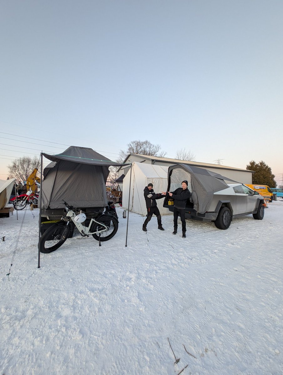 MrGoElectric's tweet image. Last night I did some winter camping in rural Michigan. To my surprise, another @cybertruck showed up! It was my first time seeing two Tesla Cybertents deployed together in the wild.
The trucks had fun in the snow!