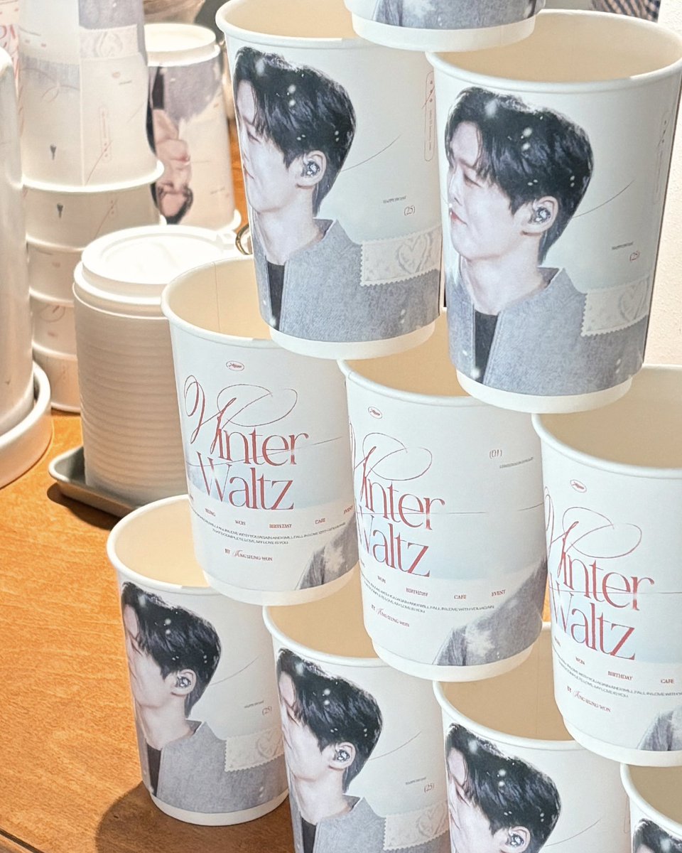 brillante_62's tweet photo. 𝐖𝐢𝐧𝐭𝐞𝐫 𝐖𝐚𝐥𝐭𝐳 포스터를 보자마자 저는 이곳의 분위기에 반해버렸고! 방문할 날만을 기다리고 있었어요!!! 따뜻하고 포근하게 꾸며주신 이곳 분위기가 가슴이 시리도록 아름다운 목소리를 가지고 미소가 부드러운 승원이와 너무 잘 어울리잖아아🤍🤍🤍 예쁘고멋지고귀여운 승원이에 둘러싸여서 맛있는 커피랑 디저트 먹으며 승원이 생일 축하 할 수 있어 너무 행복했어요. 1월의 크리스마스 만끽할 수 있게 준비해주셔서 감사합니다🤍

#리베란테 #정승원
#winter_waltz
#1월의_크리스마스
#Happy_SW_day