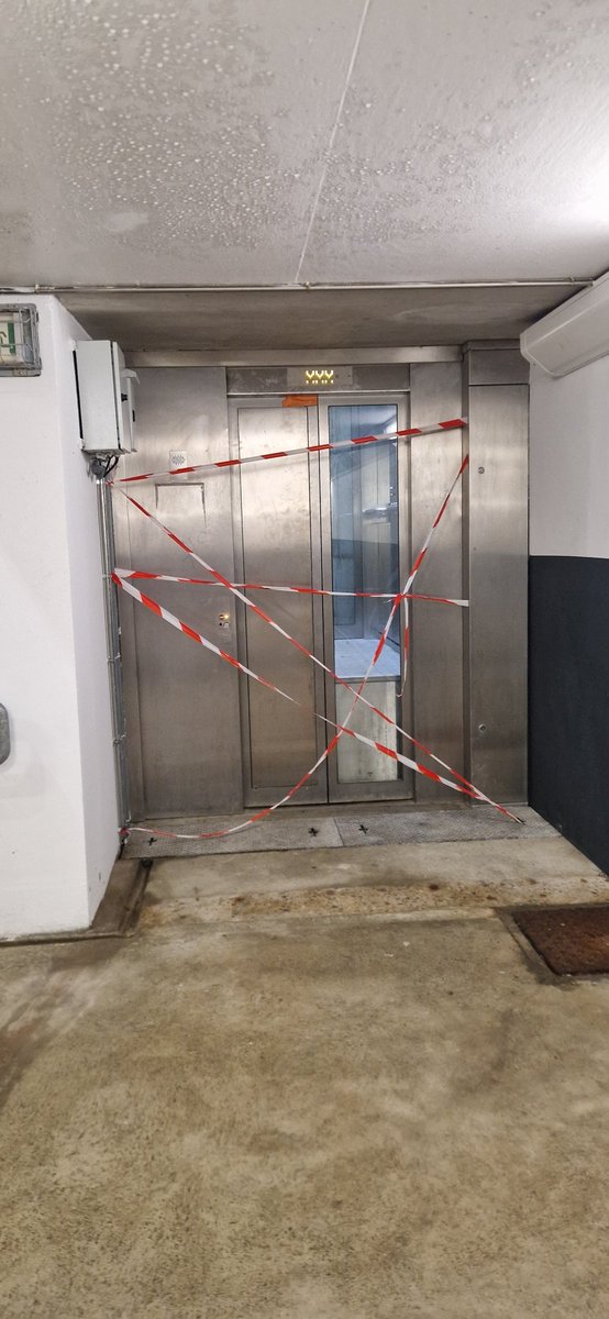 monini_en_train's tweet photo. Bonjour @TERPays2LaLoire. En gare de La Suze, l'ascenseur côté voie 1️⃣ ne fonctionne plus depuis bientôt 1 mois. 🚫♿🙁
Merci d'avance et bonne journée. https://t.co/WigcKrw6LP