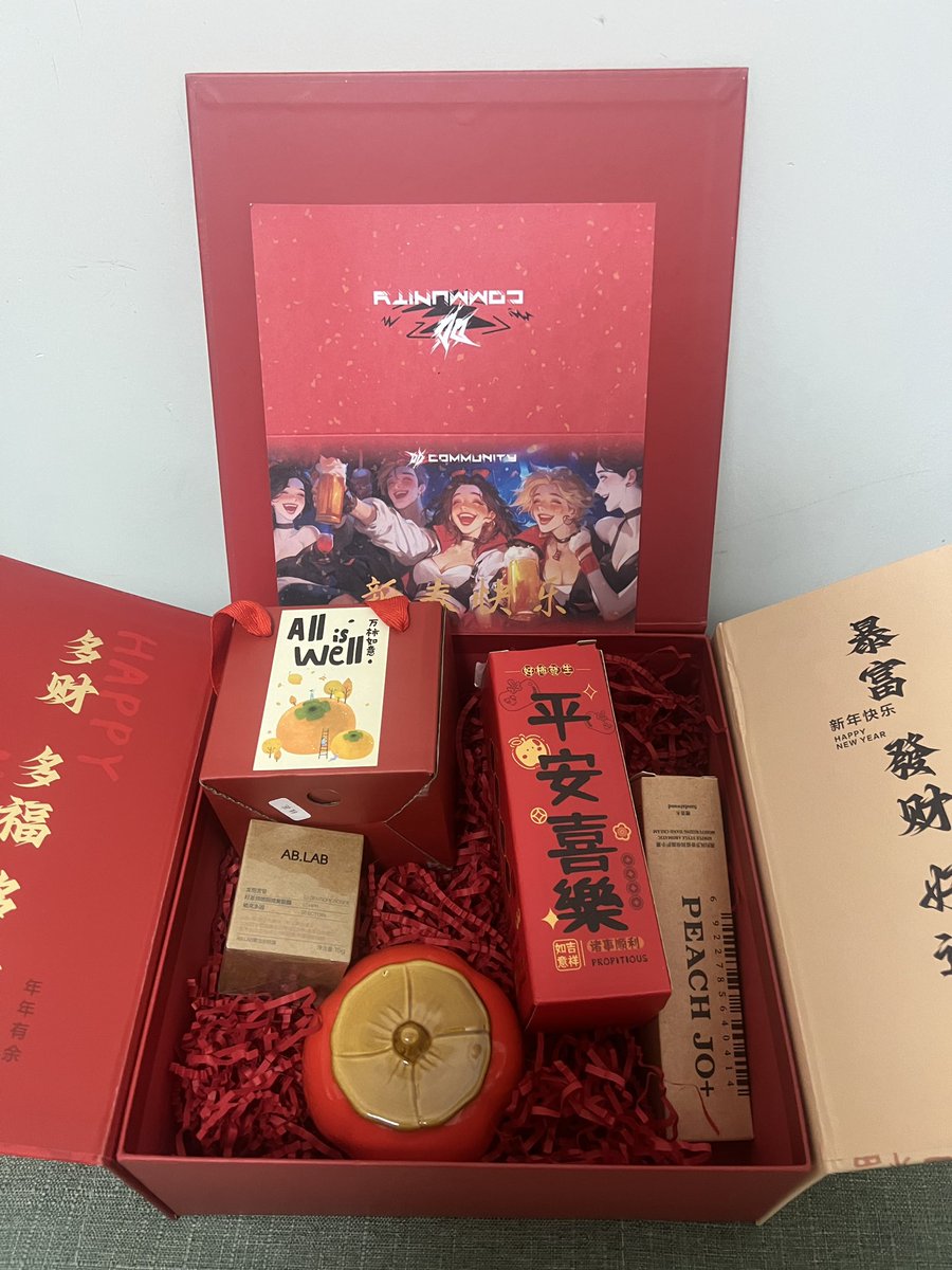 收到社区 <a href="/DD__BlockChain/">DD社区</a> 的礼物啦！ 真的赞!  里面还有我很喜欢的檀木香护手霜~
非常感谢小鱼 <a href="/vvxiaoyu8888/">小鱼Daisy🔶BNB💢</a> 精心挑选 ， 宝贝人美又细心~😘

社区今年经历了无数风雨和各种进步与迭代，又迎来全新的面貌！更加壮大了，更加全面化了，也能带大家赚更多钱了，更重要的是获得了更多人的认可！ ✌🏻
