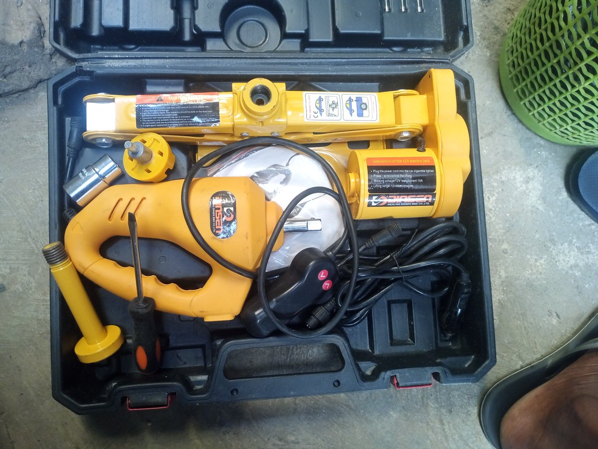 RisingSafety's tweet photo. Hydraulic Car Jack.... Jack your car in seconds also change your tires without stress... Available now for only 200,000 a set https://t.co/D2TIUUZTQc