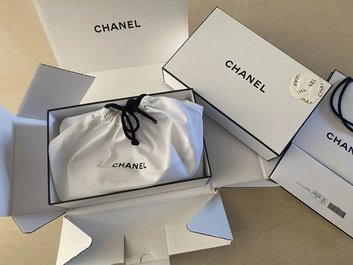vanessqgla's tweet photo. Today, a friend gave me Chanel lipstick as a gift. Thank you, my dear friend. https://t.co/MSqmiTjGdx